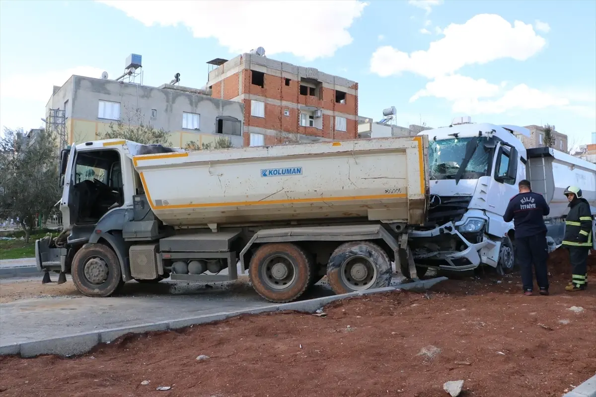 Kilis\'te Hafriyat Kamyonu Çarpışması: 1 Yaralı