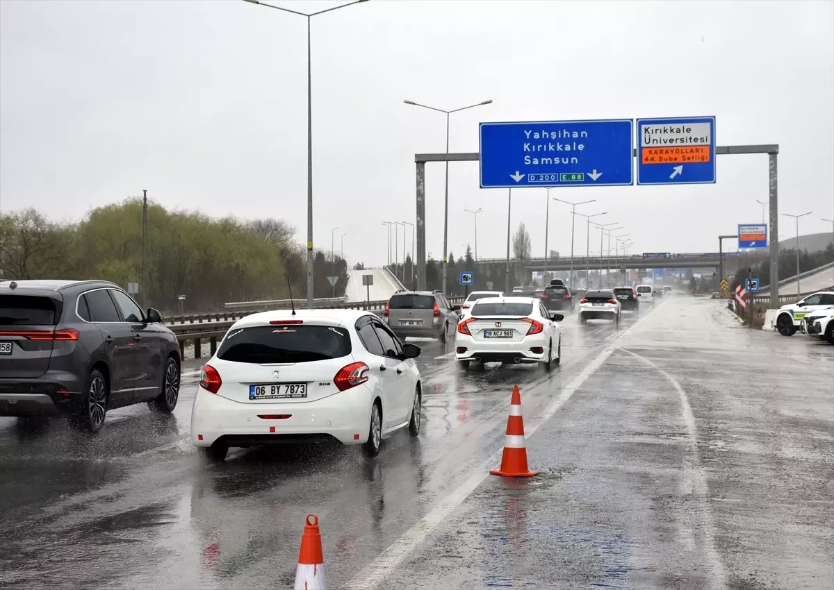 "Kilit kavşak" Kırıkkale\'de bayram öncesi trafik yoğunluğu sürüyor