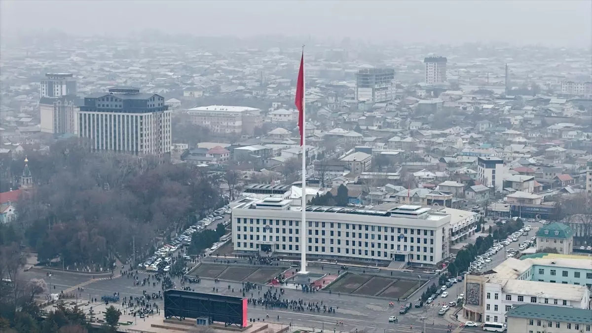 Oş\'ta Devlet Bayrak Günü Töreni