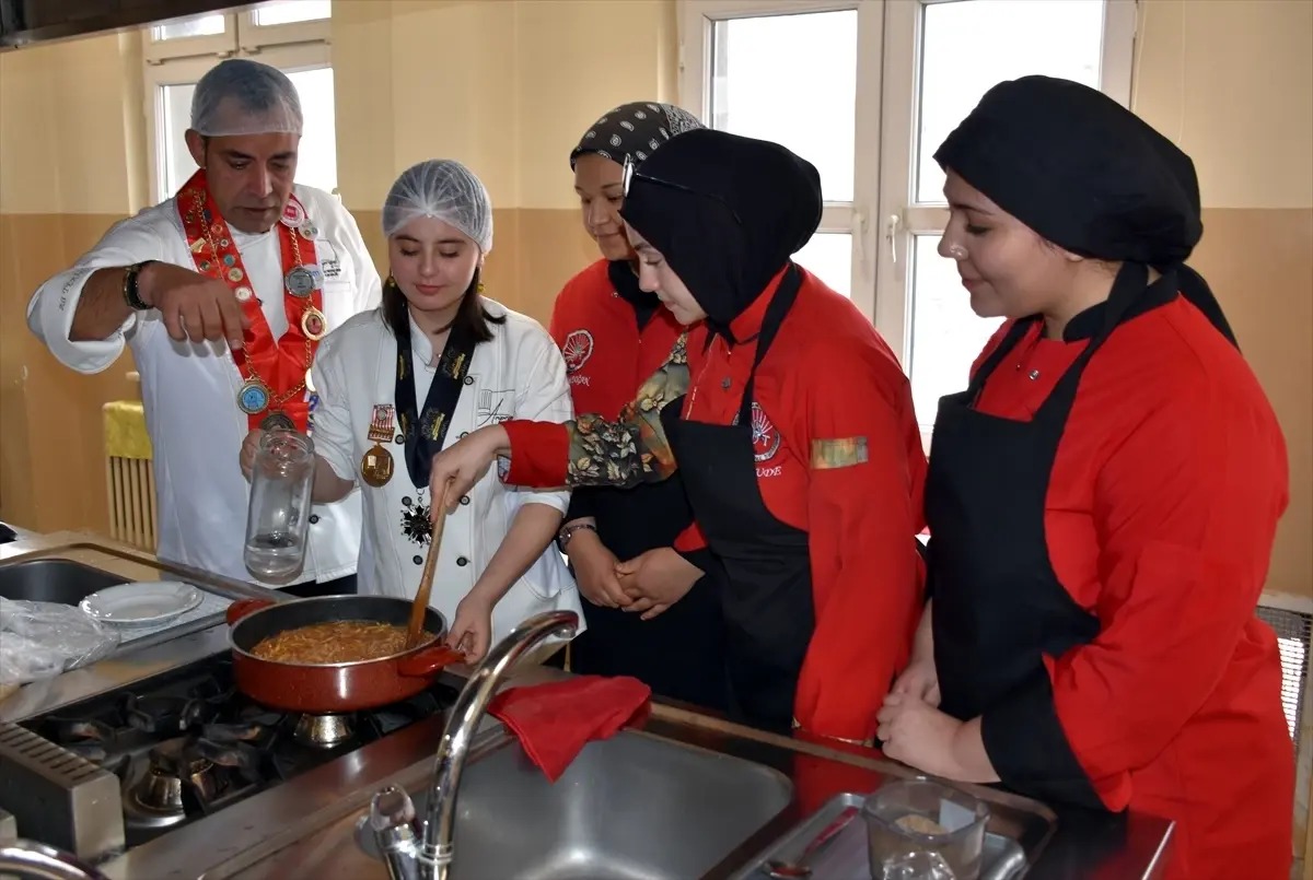 Kırıkkale\'de meslek lisesi öğrencileri, 7 ilden gelen şeflerle iftar menüsü hazırladı