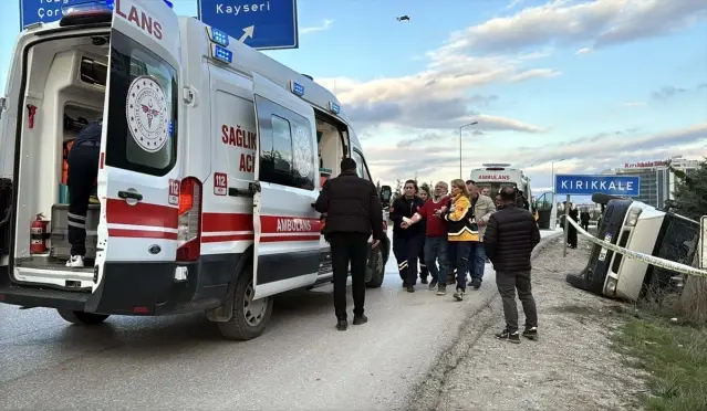 Kırıkkale’de Minibüs Kamyona Çarpıp Devrildi