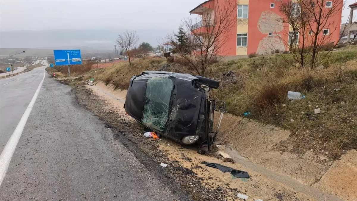 Kırıkkale\'de Otomobil Şarampole Devrildi