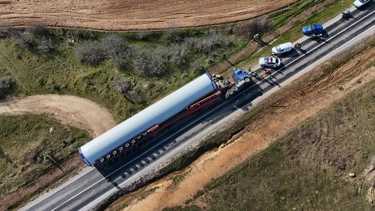 Kırklareli\'nde Tır Devrildi