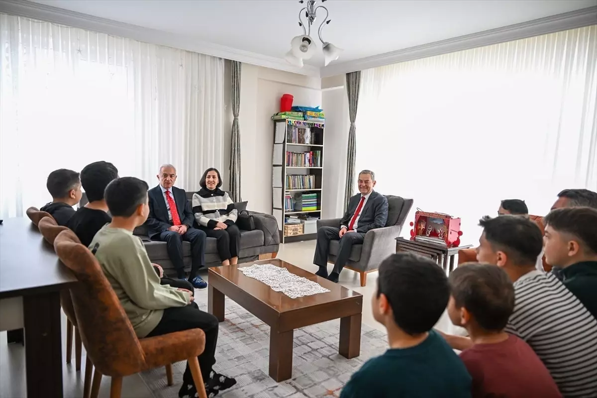 Vali Turan Çocuk Evlerini Ziyaret Etti