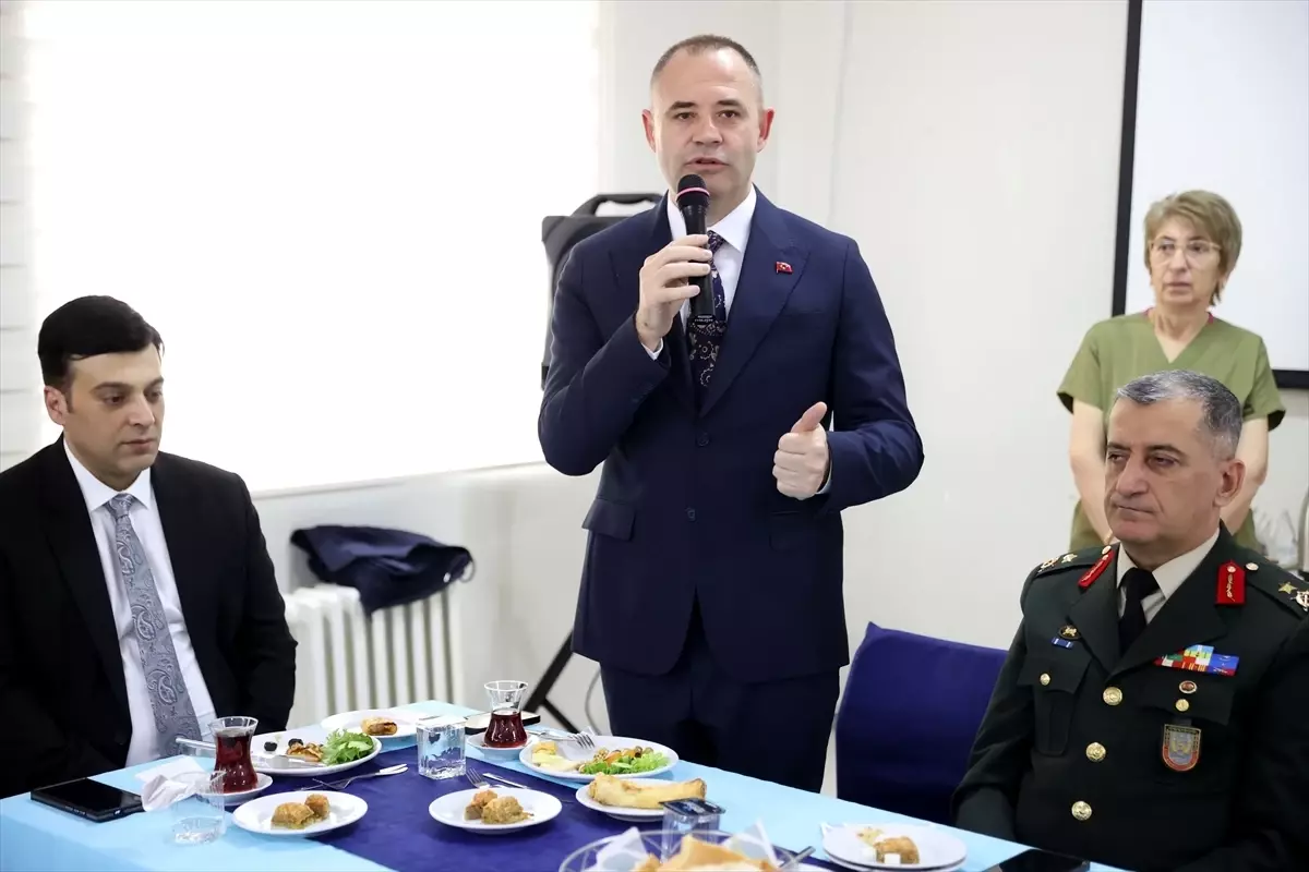 Kırklareli Valisi Turan, huzurevi sakinleriyle bayramlaştı