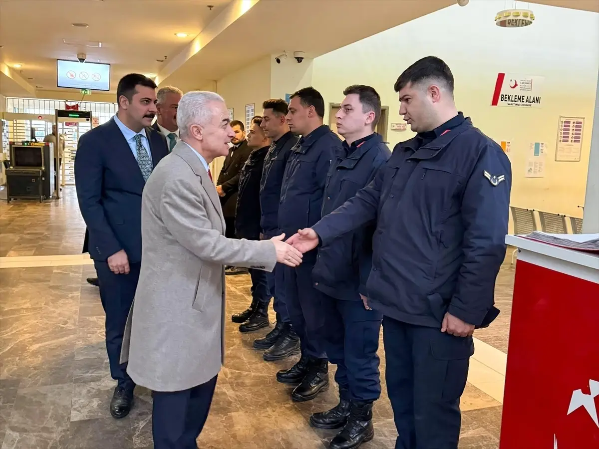Vali Turan, Geri Gönderme Merkezini Ziyaret Etti