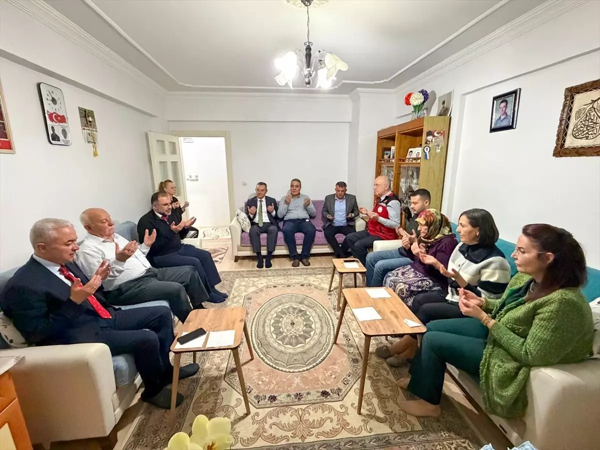 Kırklareli Valisi Turan, şehit ailelerini ziyaret etti