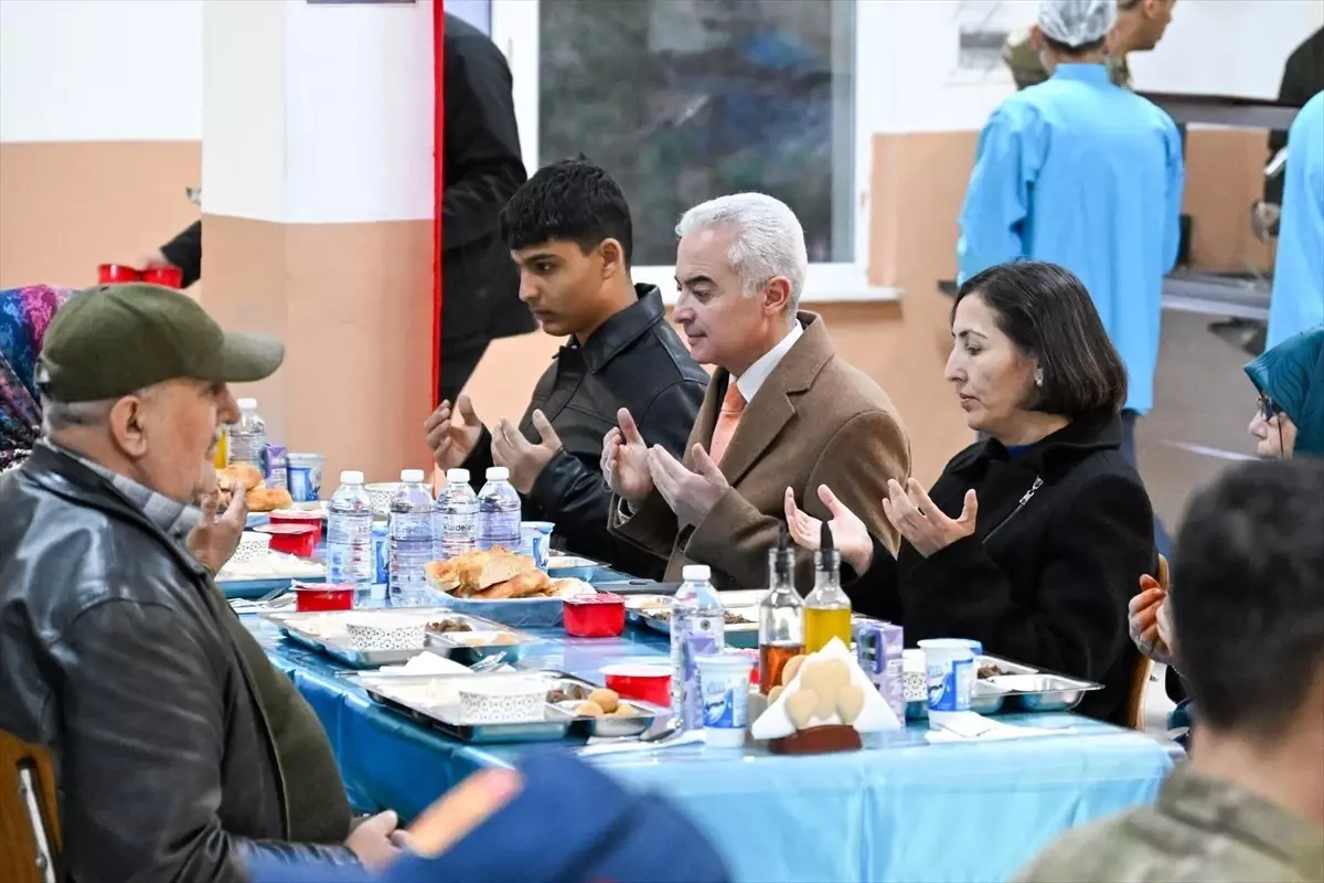 Kırklareli Valisi Turan, Vize\'de şehit aileleri ve gazilerle iftarda buluştu