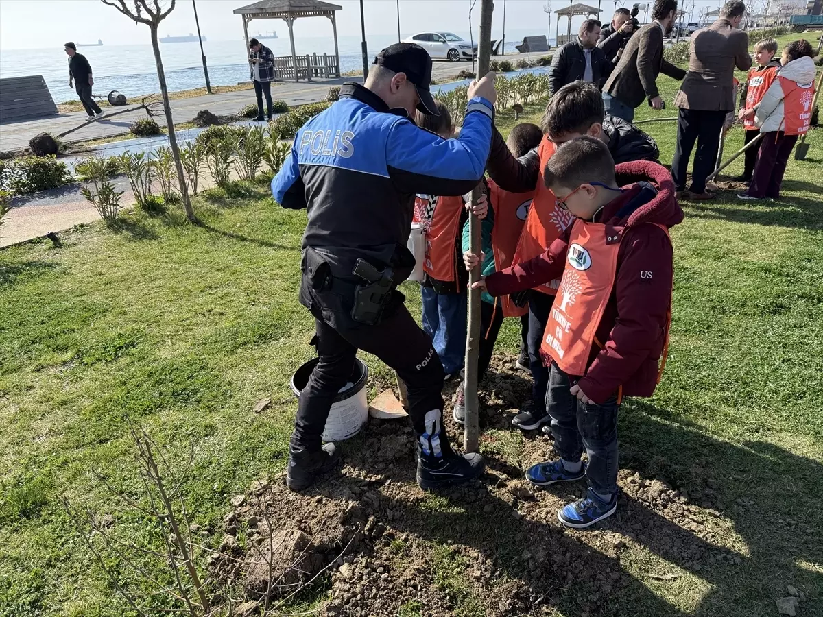 Orman Haftası\'nda Fidan Dikimi