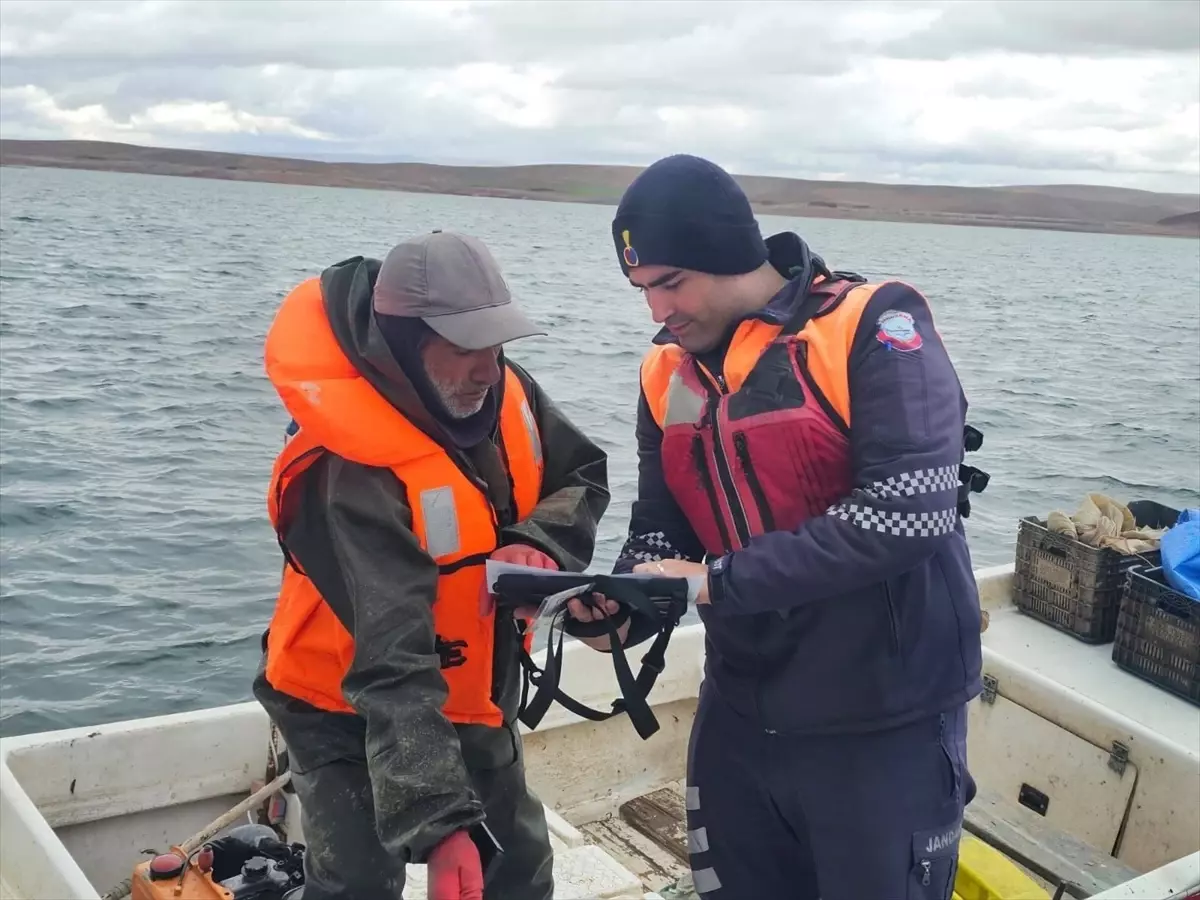 Hirfanlı Barajı\'nda Balık Avcılığı Denetimi