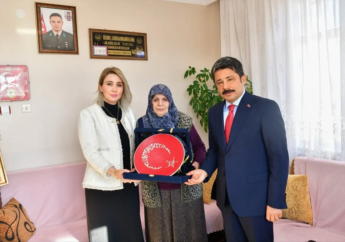 Kırşehir\'de şehit ailesine Devlet Övünç Madalyası ve Beratı verildi
