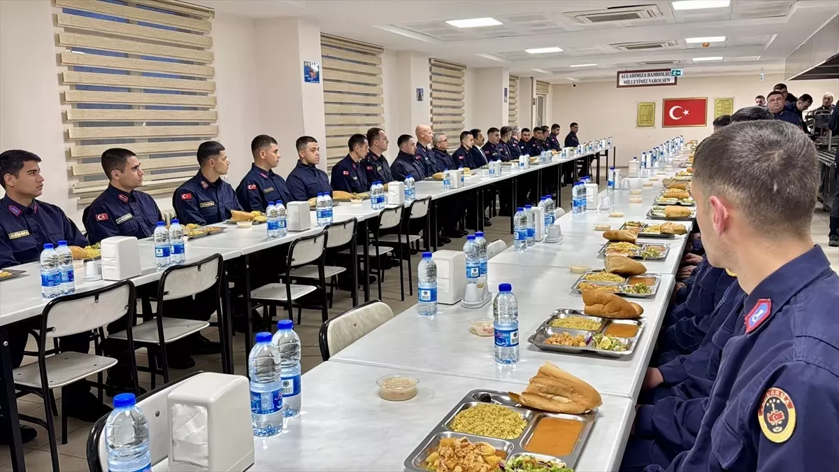 Vali Demiryürek\'nden Jandarmaya İftar Ziyareti