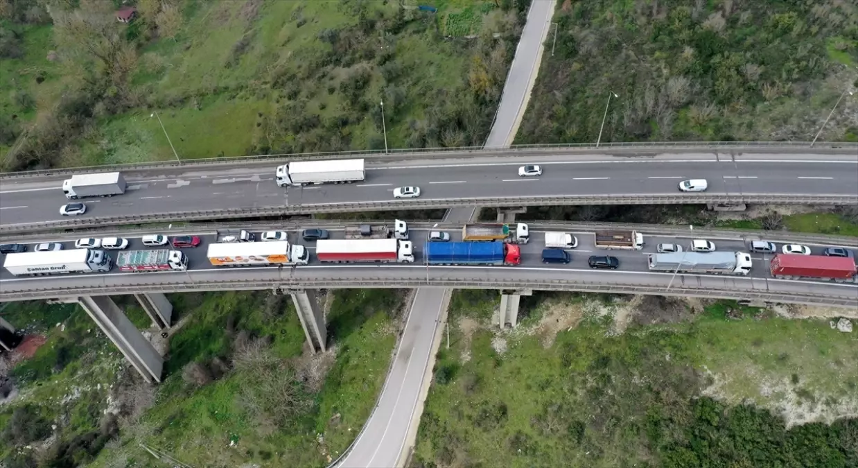 İzmit\'te Zincirleme Kaza: Ulaşım Aksadı