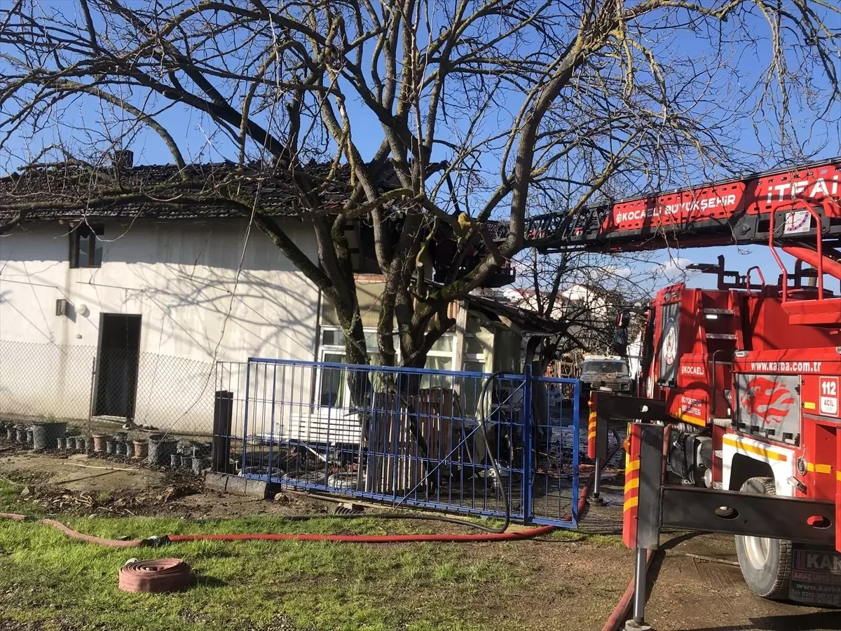 Gölcük\'te Ev Yangını: Bir Yaralı