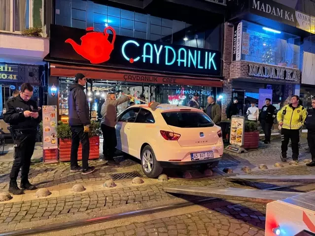 İzmit’te Kafeteryaya Otomobil Girdi, 2 Yaralı