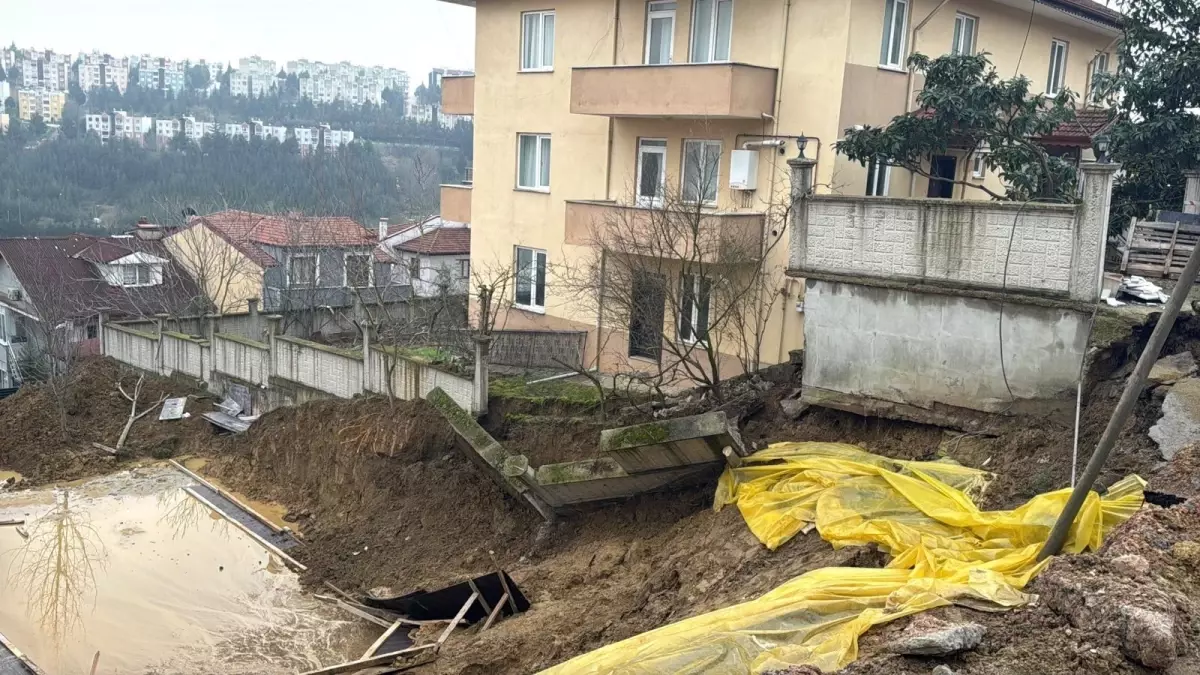 İzmit\'te Toprak Kayması: Bina Duvarı Çöktü