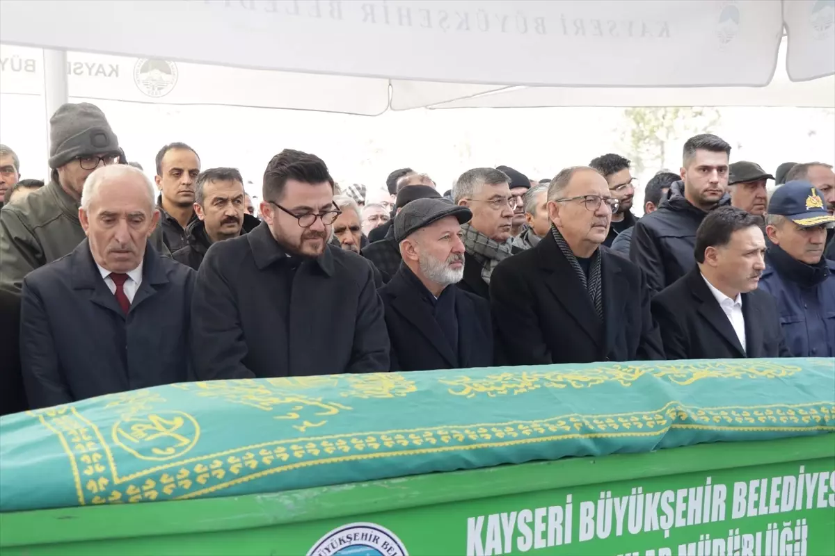 91 Yaşında Vefat Eden Mustafa Çolakbayrakdar Defnedildi