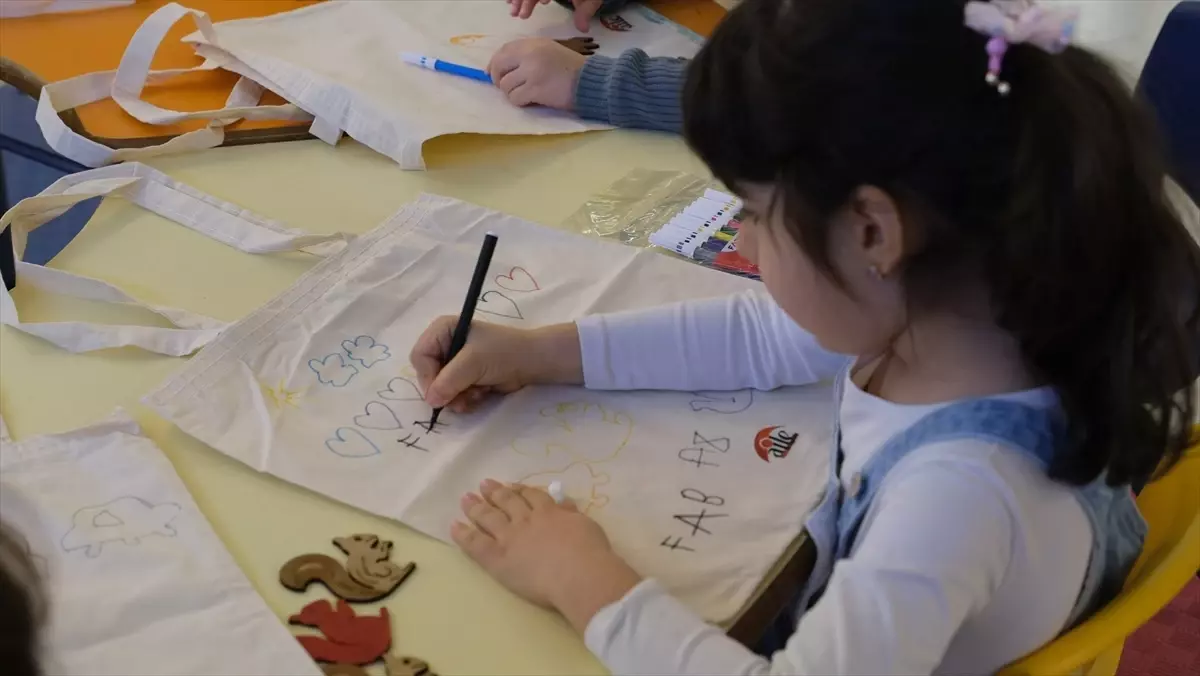 Filistinli Çocuklardan \'Sessiz Fırçalar\' Sergisi