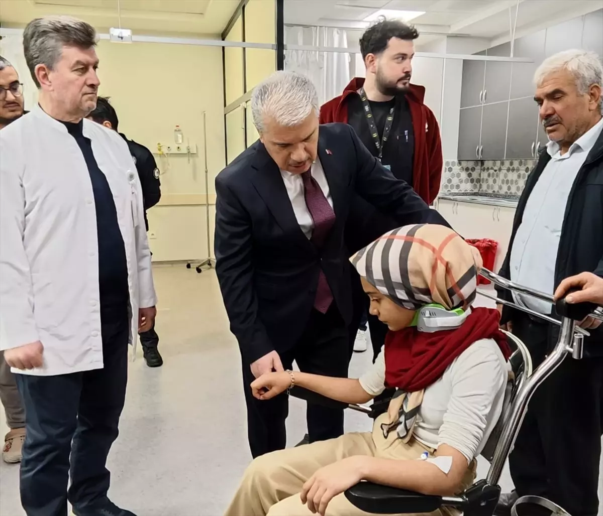 Konya\'da öğrenci servisiyle otobüs çarpıştı: 26 yaralı