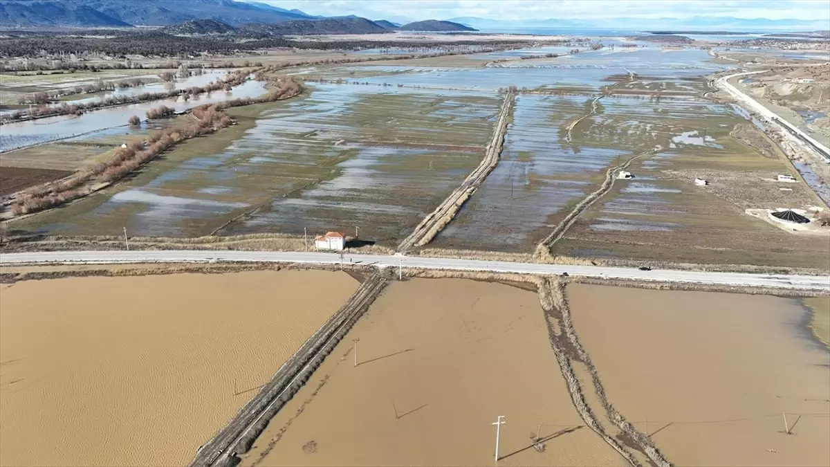 Beyşehir\'de Taşkın: Ekili Alanlar Su Altında