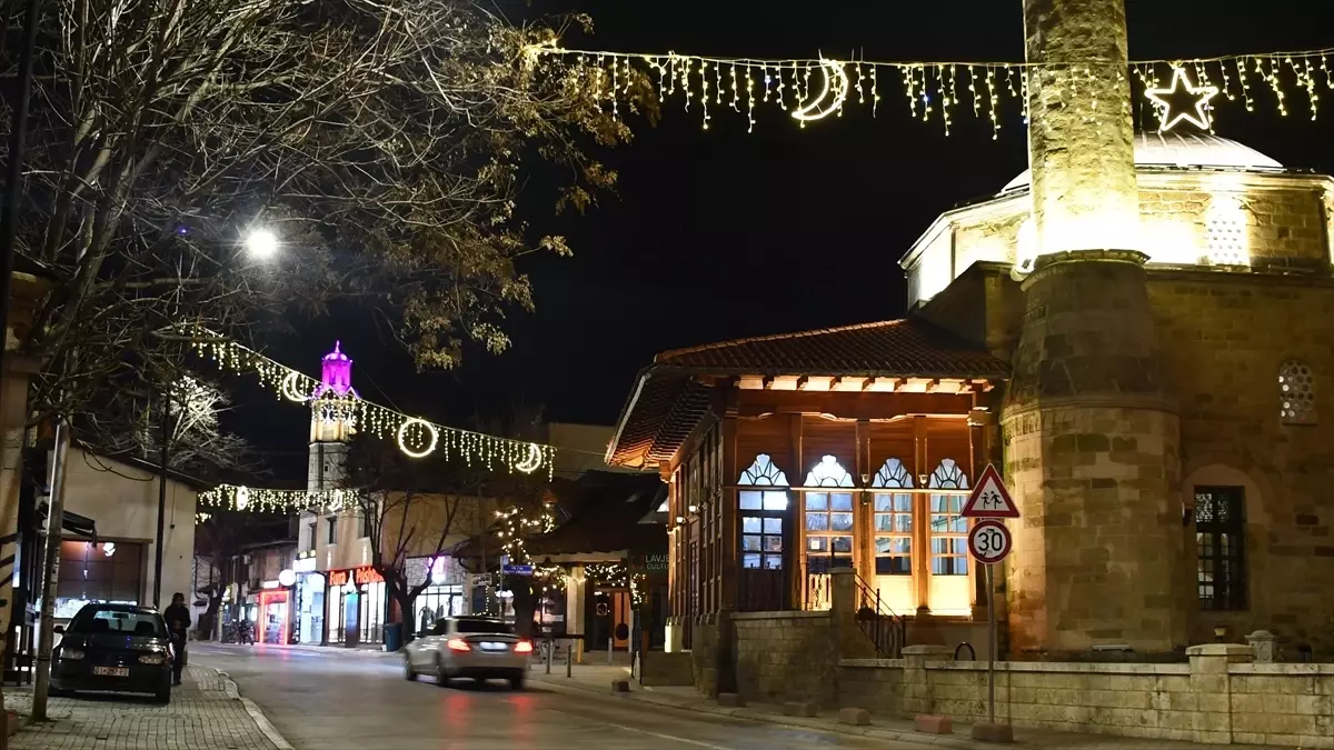 Priştine\'de Ramazan Süslemeleri