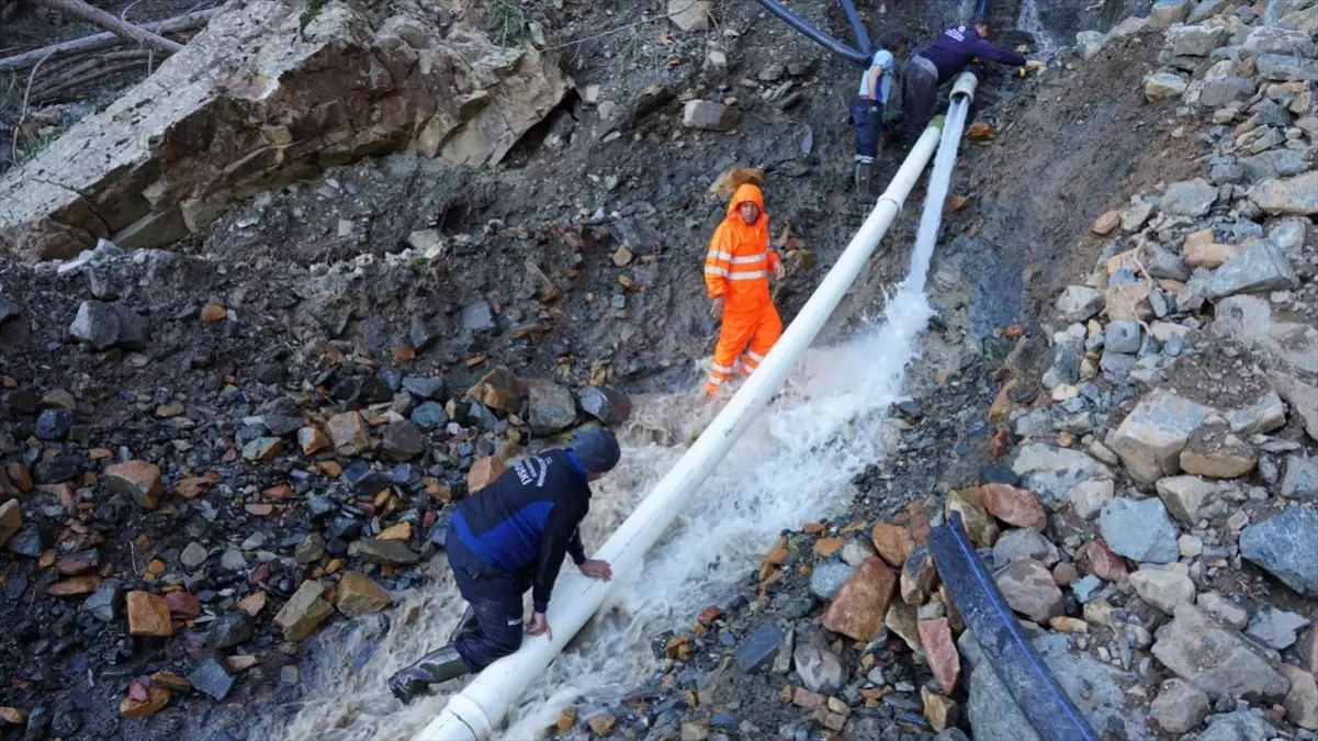 Heyelan sonrası su hatları onarılıyor