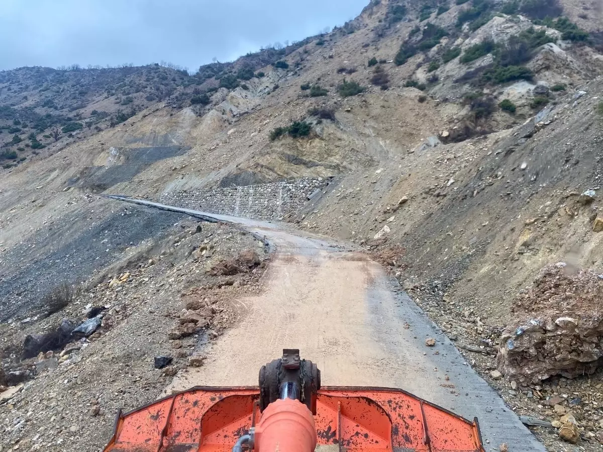 Kozluk\'ta Heyelanlar Nedeniyle Kapanan Yollar Açıldı