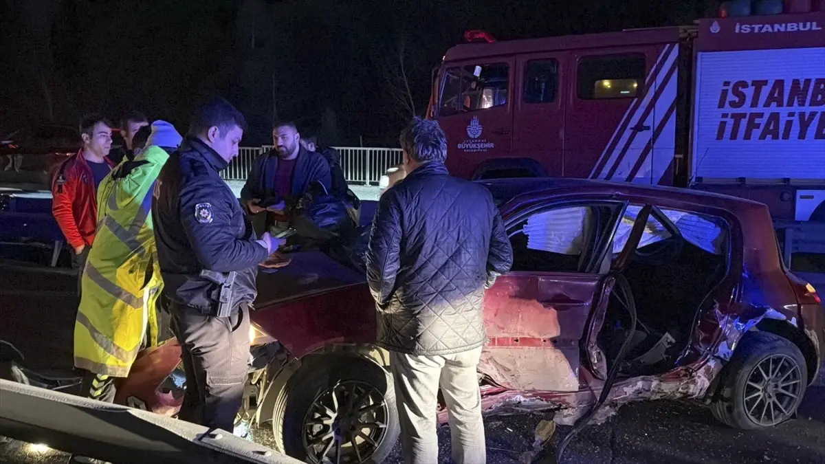 Küçükçekmece\'de Trafik Kazası: 2 Yaralı