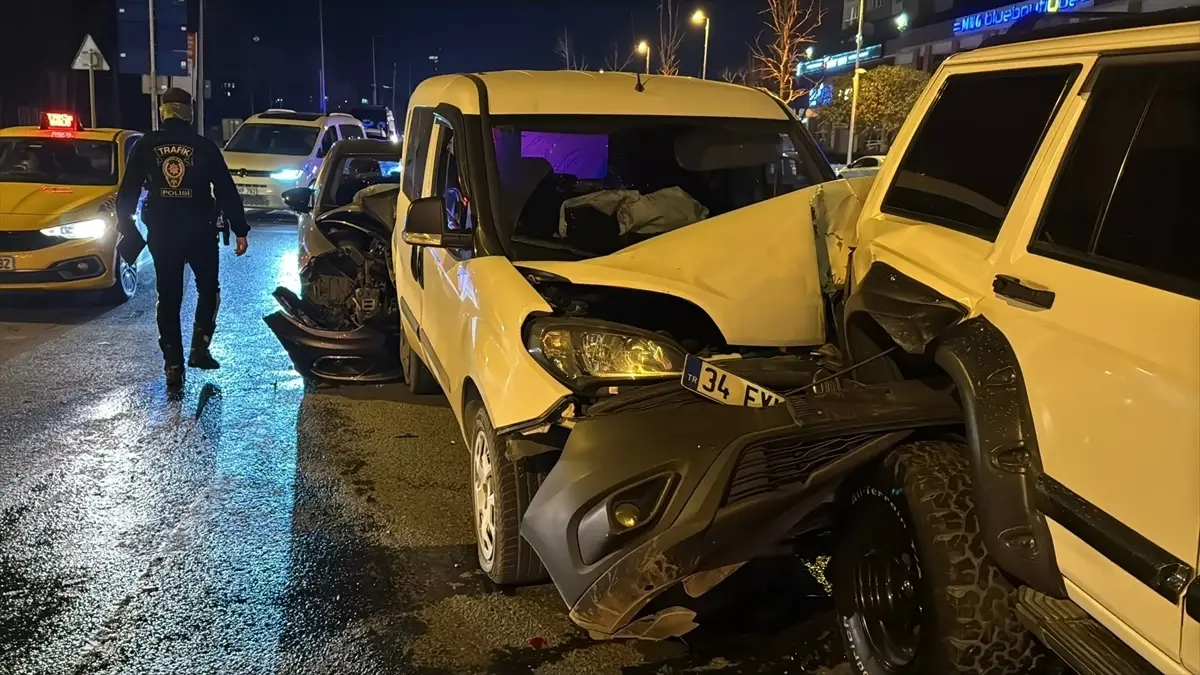 Küçükçekmece\'de Zincirleme Kaza: 2 Yaralı