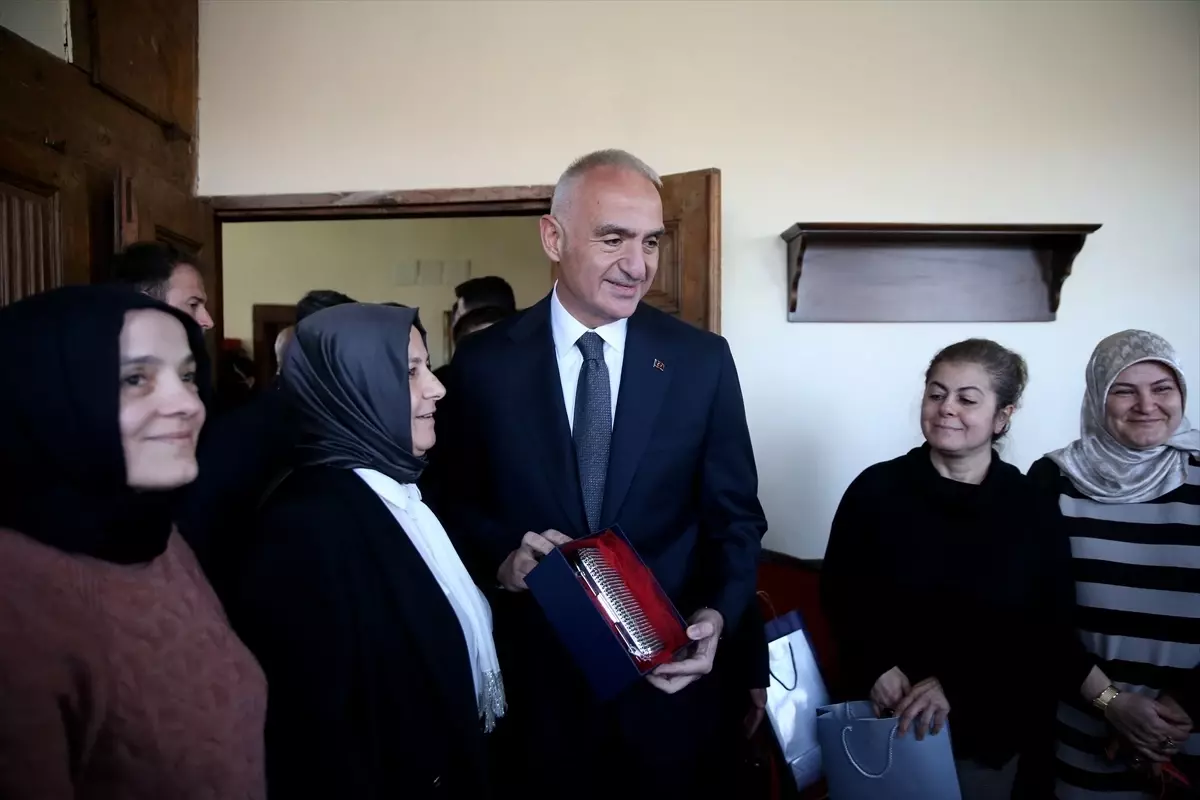 Bakan Ersoy Kırıkkale\'de Ziyaretlerde Bulundu