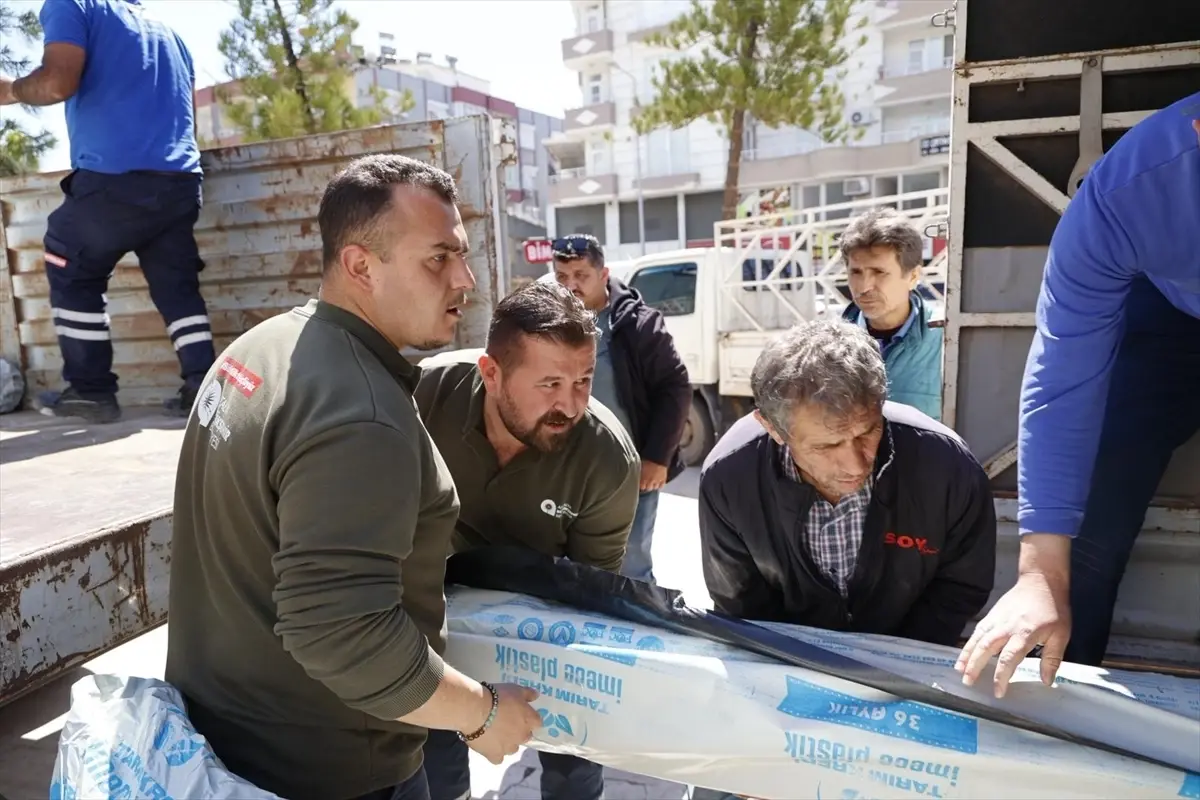 Kumluca\'da Hortumdan Etkilenen Çiftçilere Destek