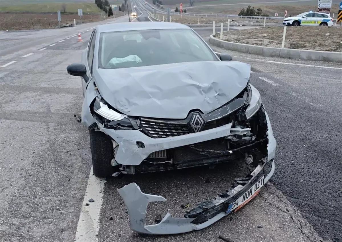 Kütahya\'da Trafik Kazası: 2 Yaralı