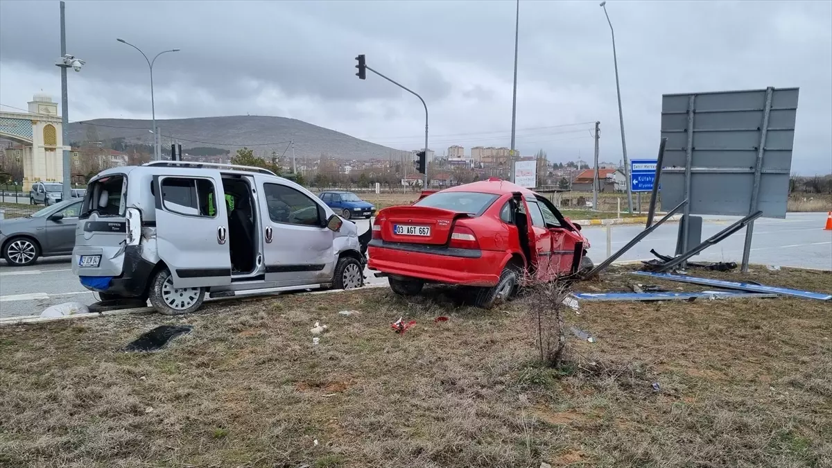 Altıntaş\'ta Kaza: 8 Yaralı