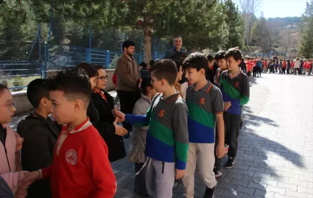 Kütahya’da ikinci ara tatilin başlaması dolayısıyla öğrenciler şimdiden bayramlaştı