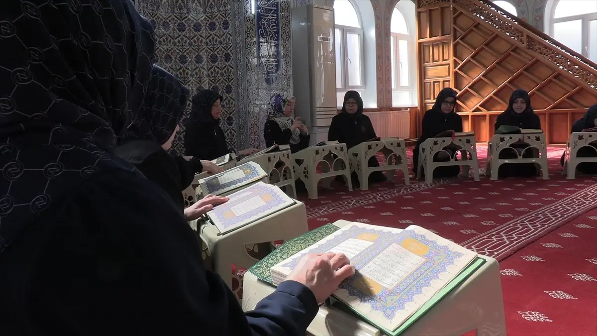 Engelli Öğrencilerden İşaret Diliyle Hatim