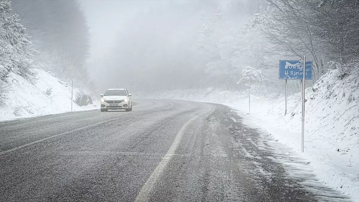 Kütahya ve Bursa\'yı Bağlayan Yolda Kar Yağışı