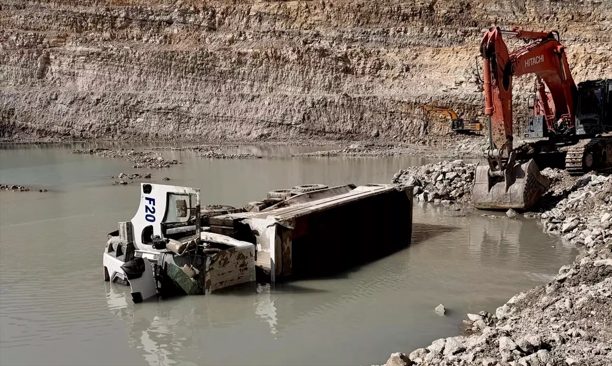 Kamyon Devrildi, Sürücü Hayatını Kaybetti