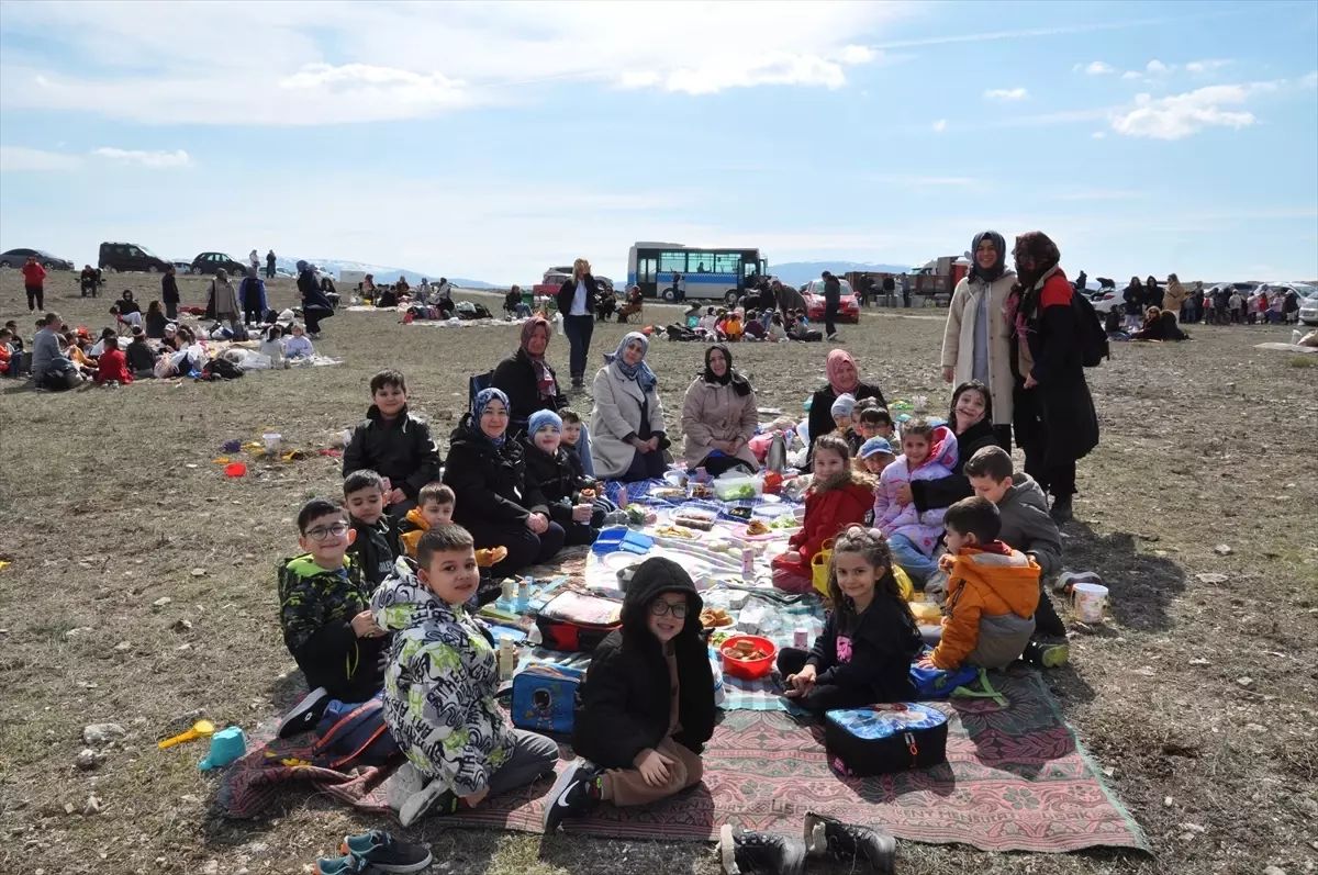 Kütahya\'da öğrenciler 1000 fidanı toprakla buluşturdu