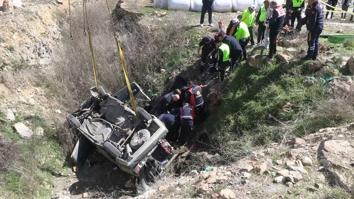 Kütahya\'da Trafik Kazası: 2 Ölü, 1 Yaralı