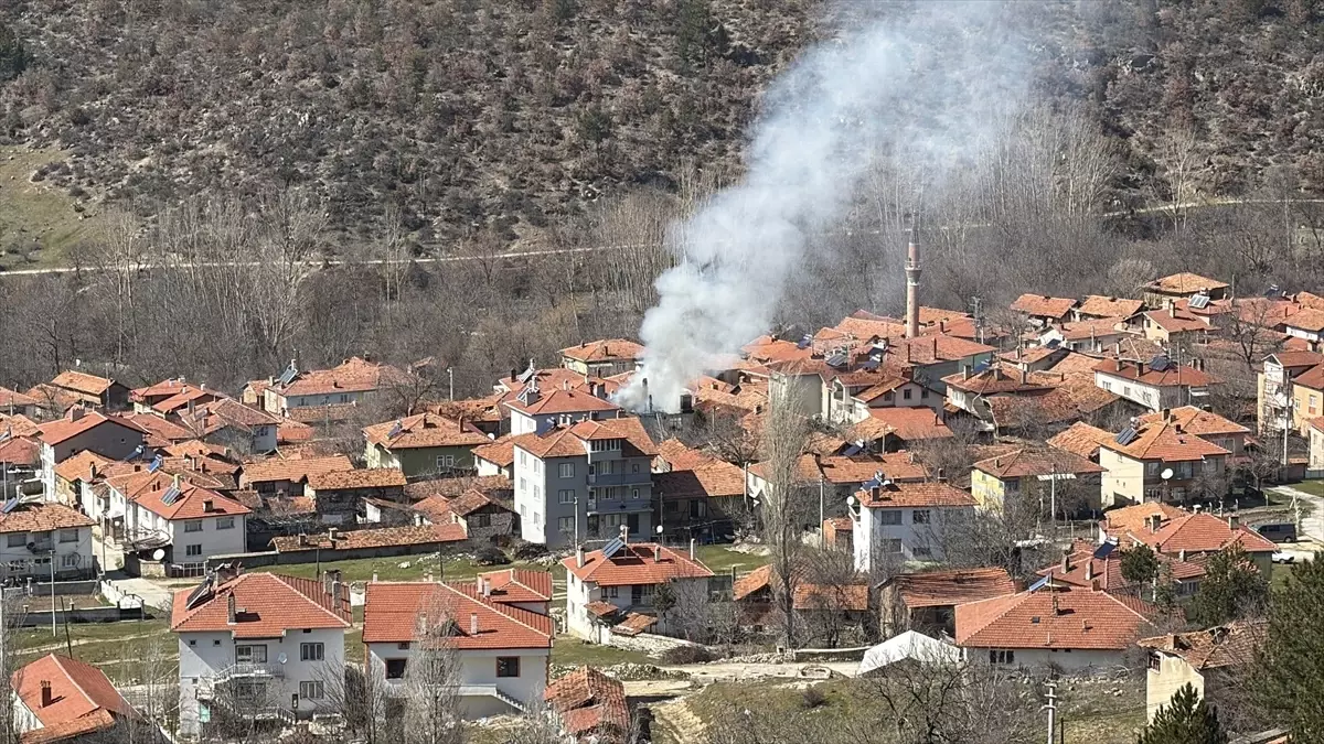 Domaniç\'te Yangın: Ev Kül Oldu