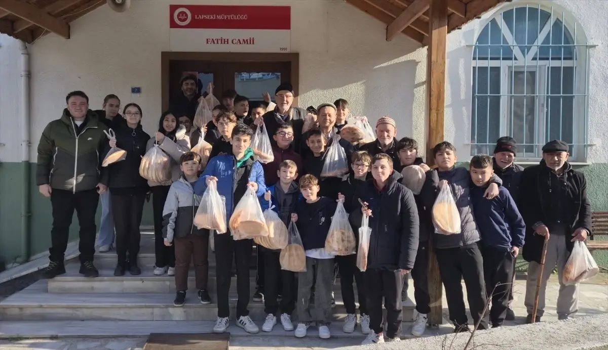 Lapseki\'de Öğrencilerden Ramazan İkramı