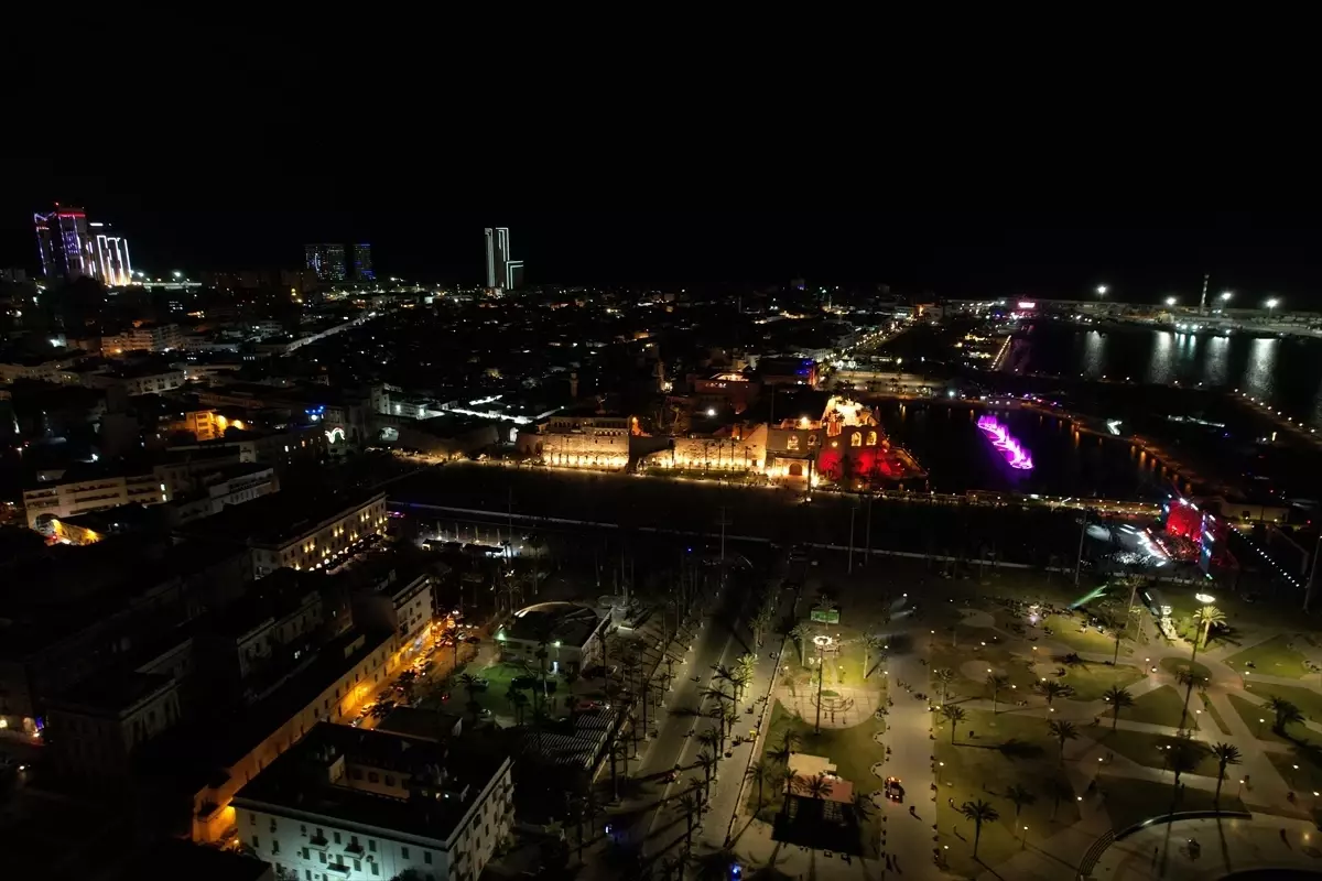 Libyalılar başkent Trablus\'ta 17 Şubat Devrimi\'nin 15. yıldönümünü kutladı