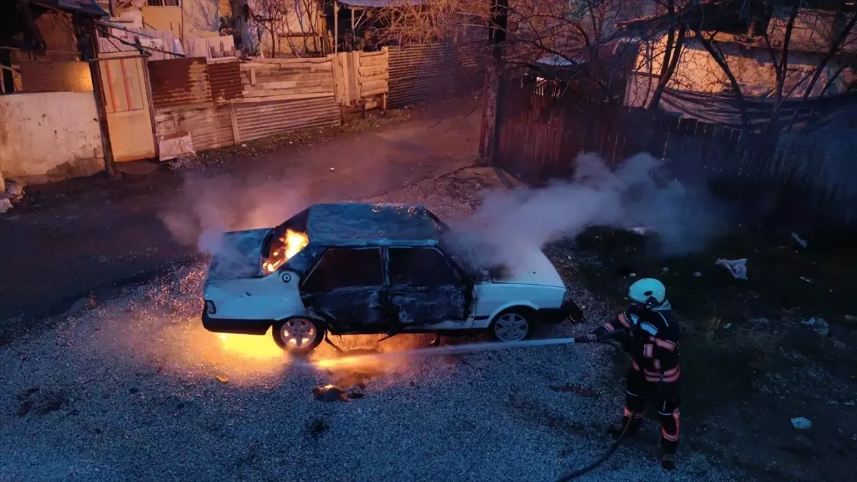 Malatya\'da Oğul Babasının Arabasını Yaktı