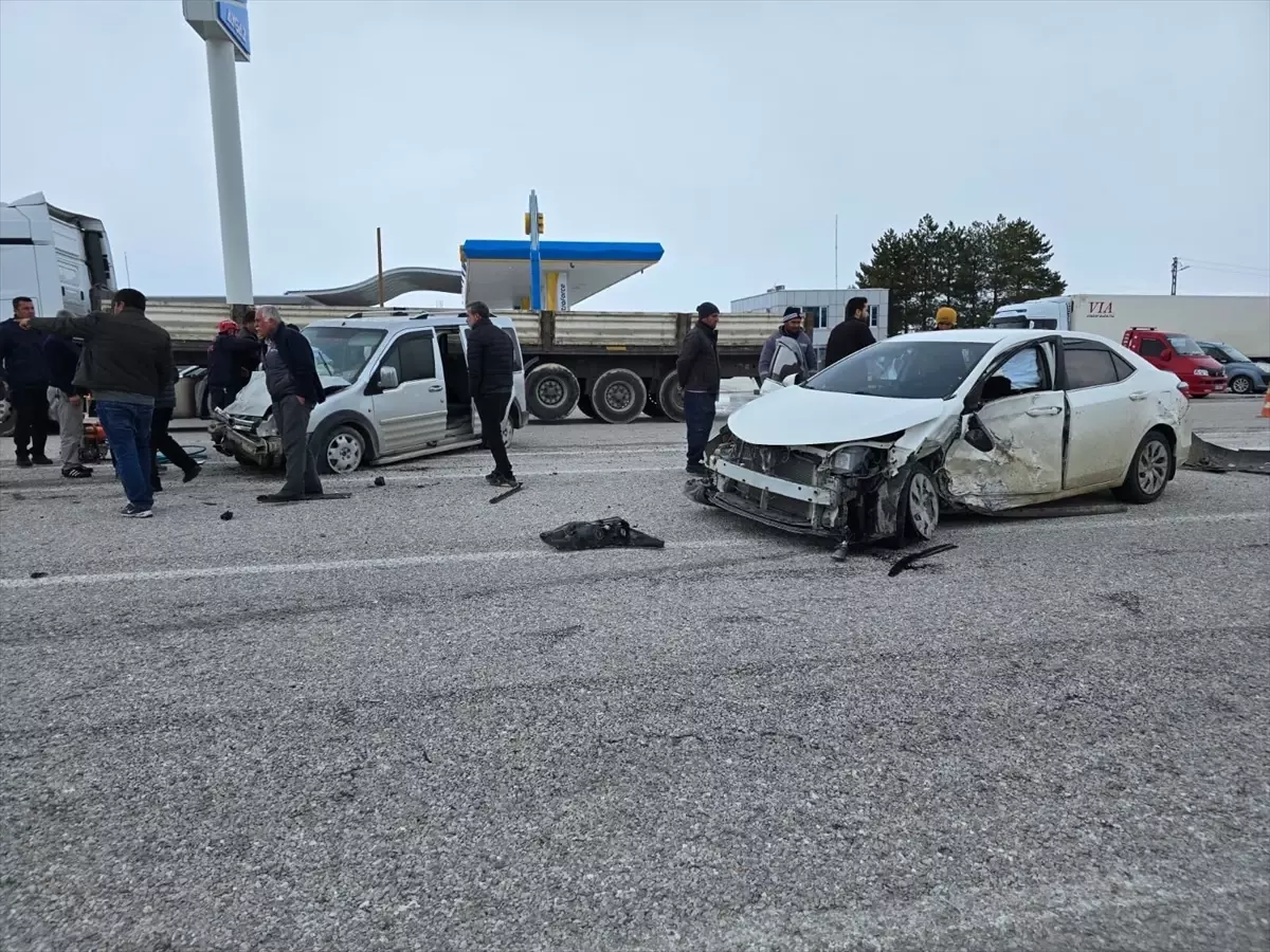 Malatya\'da hafif ticari araç ve otomobilin çarpıştığı kazada 2 kişi yaralandı