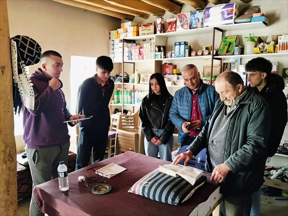 Malatya\'da lise öğrencileri bakkal veresiye defterindeki borçları ödedi