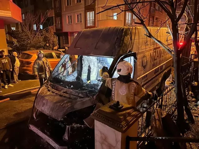 Maltepe’de Park Halindeki Araçlar Yandı