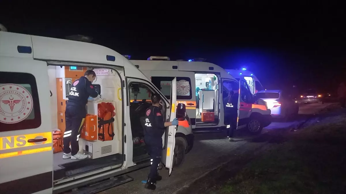Manisa\'da Ambulans ve Otomobil Çarpıştı