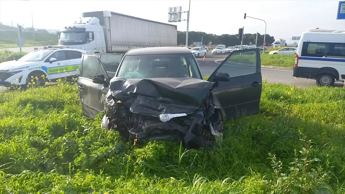 Manisa\'da Trafik Kazası: İki Sürücü Yaralandı