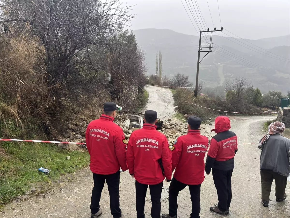 Bahçe Duvarı Kamyonetin Üzerine Çöktü, Sürücü Hayatını Kaybetti