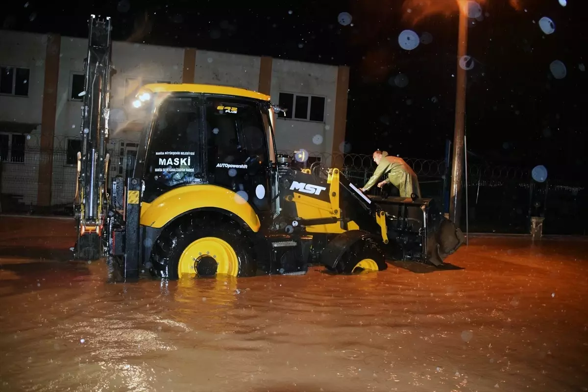 Turgutlu\'da Şiddetli Yağış Hayatı Felç Etti